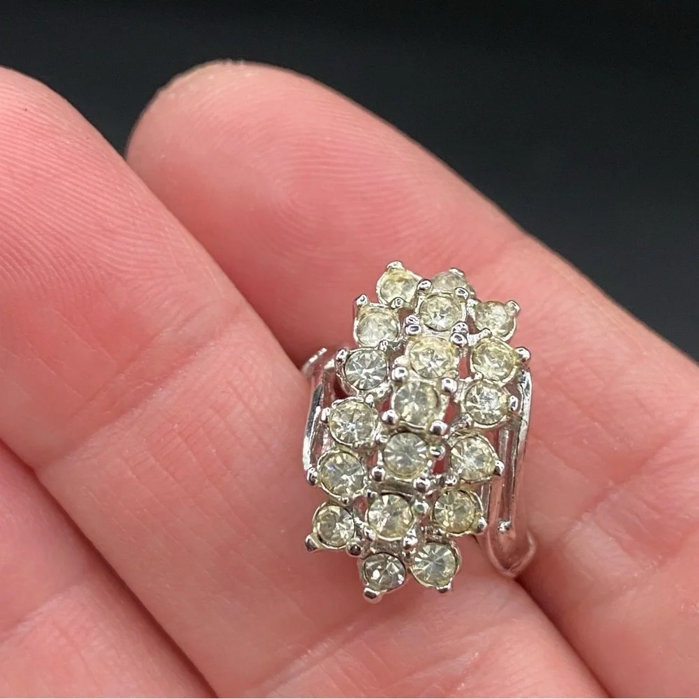 Vintage 18kt Rhodium Plated Tiered Cluster Ring with Clear Rhinestones